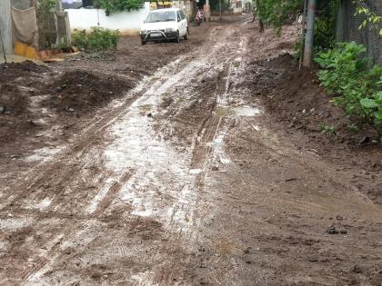 Mud kingdom everywhere on the naval work roads in the new colony | नववसाहतीत जलवाहिनीच्या काम रस्त्यांवर सर्वत्र चिखलाचे साम्राज्य