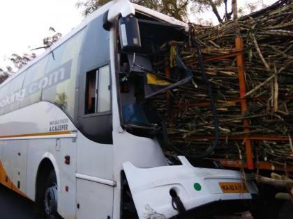 Satara: Private passenger bus enters a trolley with sugarcane; 32 passengers injured minor | सातारा : खासगी प्रवासी बस घुसली ऊसाच्या ट्रॉलीत; ३२ प्रवासी किरकोळ जखमी