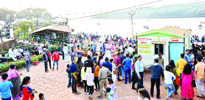 Mahabaleshwar has 60,000 tourists in six days | महाबळेश्वरला सहा दिवसांत साठ हजार पर्यटक