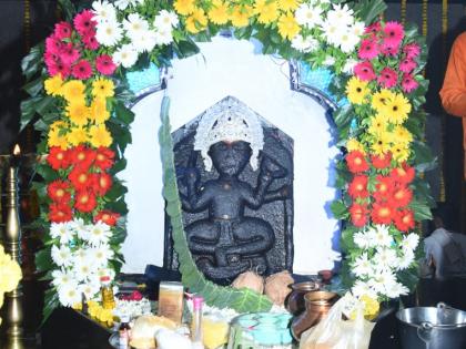 Ragh for devotees to visit Nastanpur on the occasion of Shani Jayanti | नस्तनपूरला शनी जयंतीनिमित्त भाविकांची दर्शनासाठी रीघ