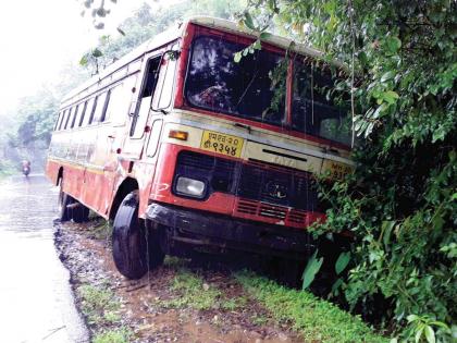 Sindhudurg: Pelted Accident in ST Bus Gate in Sherley | सिंधुदुर्ग : शेर्ले येथे एसटी बस गटारात कलंडून अपघात