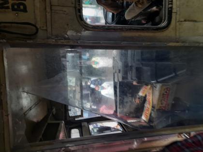 The plastic shield of the ST's driver's cabin was torn | एसटीच्या चालक केबिनचे प्लास्टिक शिल्ड फाटले