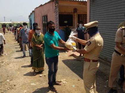 Police commit social commitment in Thane: Distribution of essential goods to street laborers | ठाण्यात पोलिसांनीही जपली सामाजिक बांधिलकी: रस्त्यावरील मजूरांना केले अत्यावश्यक वस्तूंचे वाटप