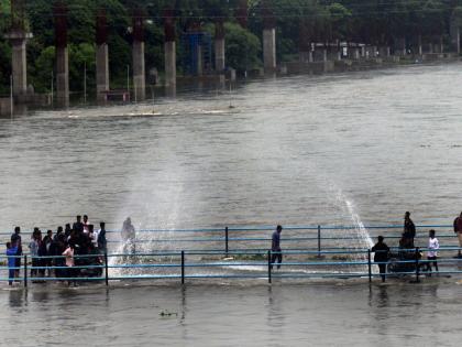 The young man's thrill in the water on the Bhide Bridge; Regardless of administration | भिडे पुलावरील पाण्यात तरुणाईचा थिल्लरपणा ; प्रशासनाचे दुर्लक्ष