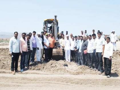 Launch of mud from the people of the people from the people's fort | लोकसहभागातून परसुल धरणातून गाळ काढण्याचा शुभारंभ