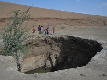 Due to storage of water in the reservoir | साठवण तलावाचा पाणीसाठा संपुष्टात