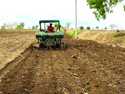 50% sowing in Washim district despite low rainfall | वाशिम जिल्ह्यात अल्पशा पावसावर आटोपल्या ५० टक्के पेरण्या