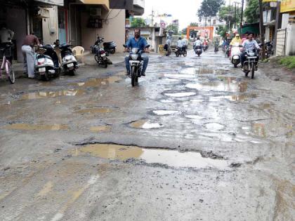 Saw the road | अन् रस्त्याची झाली चाळणी