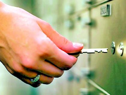 Lockdown; 22 lakh in administration locker | लॉकडाऊन; २२ लाख प्रशासनाच्या लॉकरमध्ये Lockdown; 22 lakh in administration locker | लॉकडाऊन; २२ लाख प्रशासनाच्या लॉकरमध्ये
