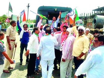 Rukukha roadaroko against fuel price hike | इंधन दरवाढीविरोधात रायुकाँचा रस्तारोको