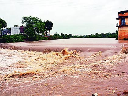 Rivers drain with torrential rains | संततधार पावसाने नदी-नाले तुडूंब