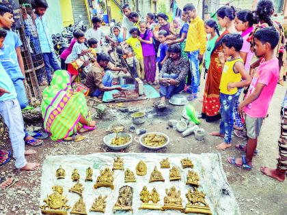 Artisans from Marathwada in Solapur; God is coming out of the retired pot | मराठवाड्यातील कारागीर सोलापुरात; तांबे, पितळ अन् जर्मनच्या भांड्यातून साकारतोय देव