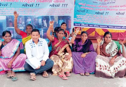 Fury of beneficiaries of Ramai Housing | रमाई आवासच्या लाभार्थ्यांचे उपोषण Fury of beneficiaries of Ramai Housing | रमाई आवासच्या लाभार्थ्यांचे उपोषण