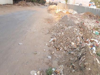 Debris debris in front of the construction department's office | बांधकाम विभागाच्या कार्यालयासमोरच डेब्रिजचे ढिगारे