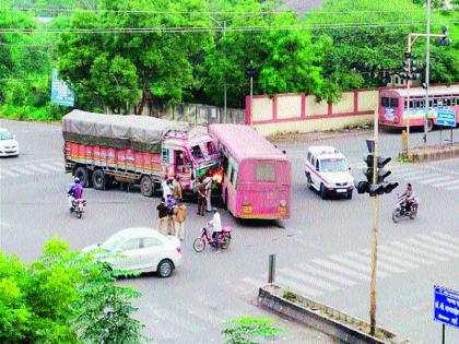  Bus-truck accident in Tarwalanagar area | तारवालानगर परिसरात बस-ट्रकचा भीषण अपघात