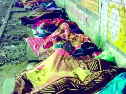 A time for youth to sleep on the streets in the bitter cold for employment | रोजगारासाठी तरुणांवर कडाक्याच्या थंडीत रस्त्यावर झोपण्याची वेळ