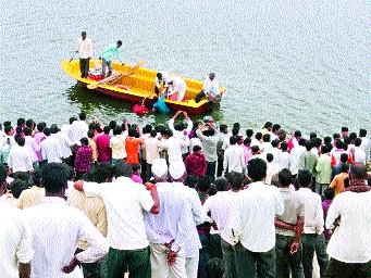 Water conservation efforts of youth in Aurangabad district | औरंगाबाद जिल्ह्यात तरुणांचा जलसमाधीचा प्रयत्न