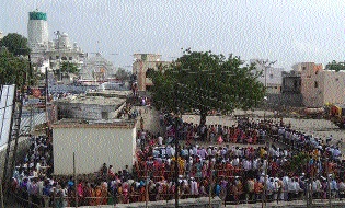 The crowd of devotees of Rajur | राजूरला भाविकांची अलोट गर्दी