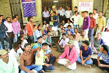 Waterproofing; Students blocked the main building | पाण्याचा ठणठणाट ; विद्यार्थ्यांनी मुख्य इमारतीला ठोकले टाळे