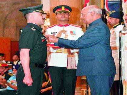  Major Verma awarded gallantry medal | मेजर वर्मा शौर्य पदकाने सन्मानित