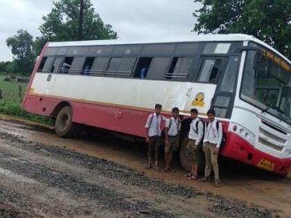 Bus drowned In Wardha district, 40 students safe | वर्धा जिल्ह्यात ४० विद्यार्थी थोडक्यात वाचले; बस कलंडली