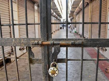 Demand that the shop should not be closed for 28 days in case of commercial coronation | व्यावसायिक कोरोनाग्रस्त निघाल्यास दुकान २८ दिवस बंद ठेवू नये, अशी मागणी