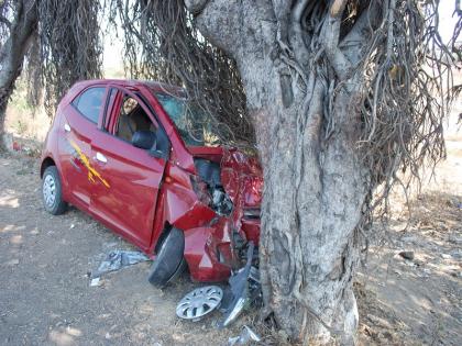 Two young people injured in a car tree | कार झाडाला धडकून दोन तरुण जखमी