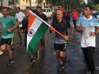 Police ran 75 km carrying tricolor in Mira Bhayandar - Vasai Virar | मीरा भाईंदर - वसई विरारमध्ये तिरंगा घेऊन ७५ किमी धावले पोलीस