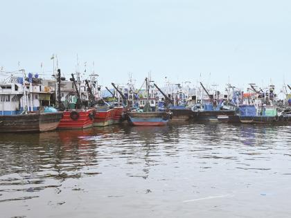 The fishing boats anchored at the shore for two months will go to sea from August 1 for fishing | दोन महिन्यांच्या विश्रांतीनंतर नाैका हाेणार लाटांवर स्वार, मच्छिमार मासेमारी हंगामासाठी सज्ज