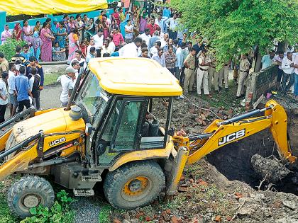 Land is tired, the end of pinch | जमीन खचली,चिमुकल्याचा अंत