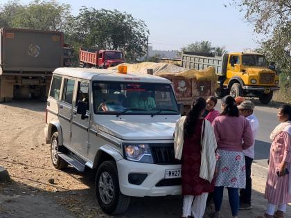 Subordinate smugglers' Mujori, a ghat for running sand trucks in defiance of Tehsildars | गौण तस्करांची मुजोरी, तहसीलदारांना न जुमानता वाळू ट्रक पळवण्याचा घाट