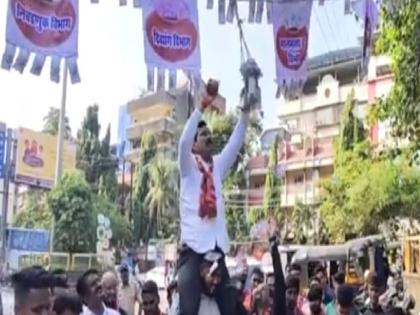 In front of the Ulhasnagar Municipal Corporation headquarters, MNS broke the corruption dahi handi | उल्हासनगर महापालिका मुख्यालय समोर मनसेने फोडली भ्रष्टाचाराची दहीहंडी