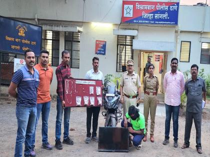 Vishram Bagh police action to uncover six house burglaries in Sangli; Goods worth two and a half lakhs seized | सांगलीतील सहा घरफोड्या उघडकीस विश्रामबाग पाेलिसांची कारवाई; अडीच लाखांचा माल जप्त