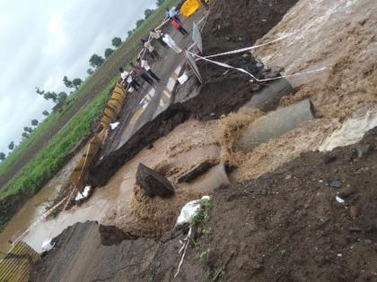 Akot-Shegaon highway bridges flush out in rain | रस्ता वाहून गेल्याने अकोट-शेगाव महामार्गावरील वाहतूक ठप्प