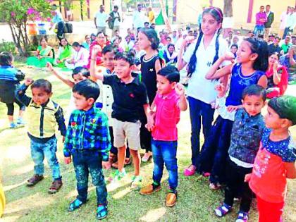 Stretch movement with family members of the workers | वनकर्मचाऱ्यांचे कुटुंबीयांसह ठिय्या आंदोलन