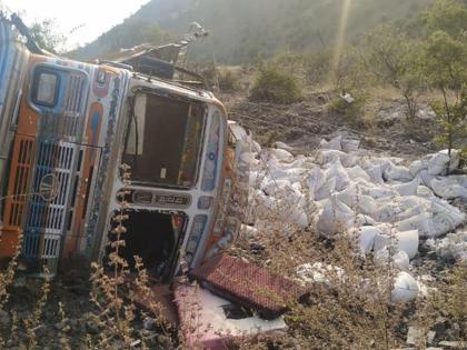 Sugar truck collapses in Dharur Ghat valley | धारूर घाटातील दरीत साखरेचा ट्रक कोसळला