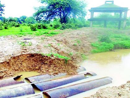 Villagers have no road to reach the cemetery | स्मशानभूमीत पोहचण्यासाठी गावकऱ्यांना रस्ताच नाही