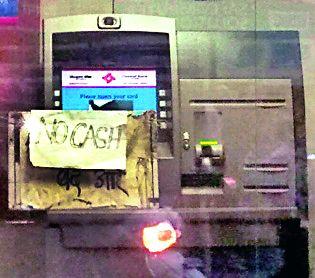 All the ATMs are 'cashless' | तुमसरात एटीएम झाले ‘कॅशलेस’