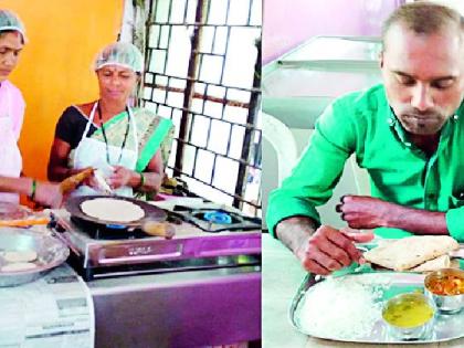 Line of beneficiaries in the store for Shiv Bhoja plate | शिवभोजन थाळीसाठी भंडारात लाभार्थ्यांच्या रांगा