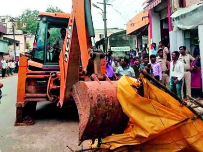 Bulldozing again on encroachment | अतिक्रमणावर पुन्हा बुलडोजर