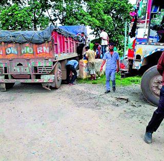 Run the truck on the flyovers | उड्डाणपूल संरक्षकावर ट्रक धडकला