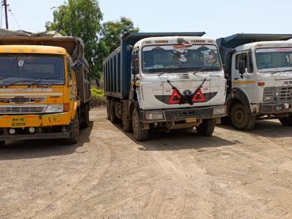 Rural police raids on minor minerals smugglers | गौण खनिजांची तस्करी करणाऱ्यांवर ग्रामीण पोलिसांचे छापे