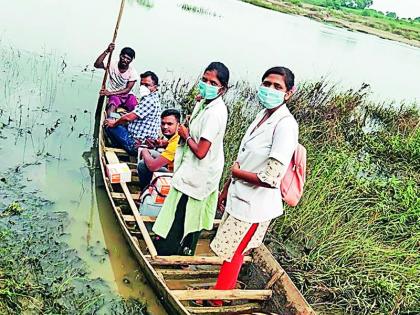 One hundred percent vaccination of Gangapur by boat | डोंग्याने प्रवास करून केले गंगापूरचे शंभर टक्के लसीकरण