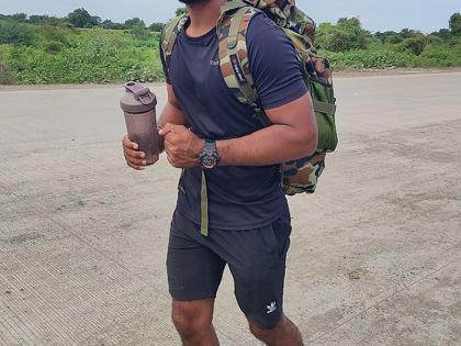 Carrying a weight of 25 kg, the young man ran for 50 km | पंचवीस किलोचे ओझे घेऊन ध्येयवेडा तरूण ५० किमीपर्यंत धावला