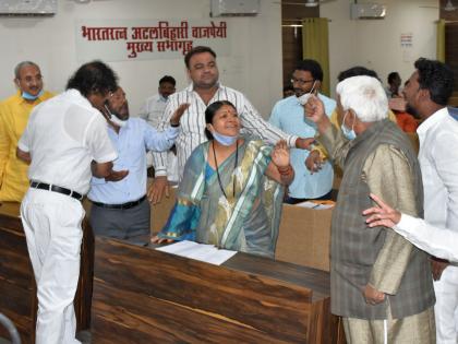 The controversial issue of land acquisition in the general body meeting of Dhule Municipal Corporation is finally settled | धुळे महापालिकेच्या महासभेत भूसंपादनाचा वादग्रस्त विषय अखेर तहकूब The controversial issue of land acquisition in the general body meeting of Dhule Municipal Corporation is finally settled | धुळे महापालिकेच्या महासभेत भूसंपादनाचा वादग्रस्त विषय अखेर तहकूब