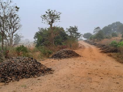 Road work from Shrighat to Takedevgaon stalled! | श्रीघाट ते टाकेदेवगाव रस्त्याचे काम रखडले!