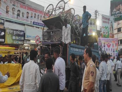 Road carts seized in Latur; Action of police team | लातुरात रस्त्यावरील हातगाडे जप्त; पाेलिस पथकाची कारवाई