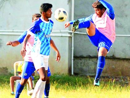  Police, Khandoba 'A' ahead of the Atal Cup football tournament: A team player abducted umpires | पोलीस, खंडोबा 'अ'ची आगेकूच अटल चषक फुटबॉल स्पर्धा : पंचांना शिवीगाळ