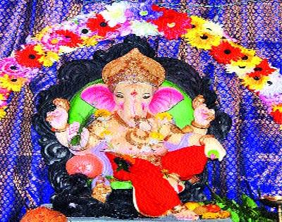 धार्मिक देखाव्यांवर भर
