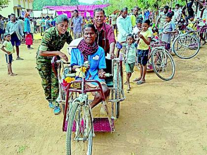 Smile on the faces of 'those' cripples in remote areas | अन् दुर्गम भागातील ‘त्या’ दिव्यांगांच्या चेहऱ्यावर फुलले हसू